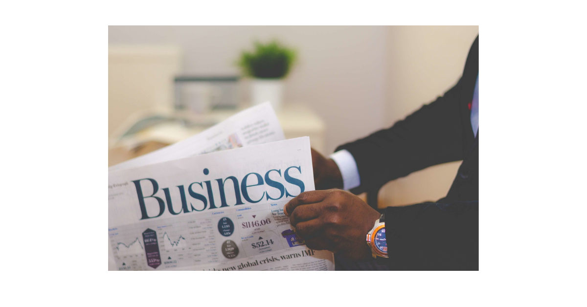 Periódico con la palabra business en la portada significando negocio.
