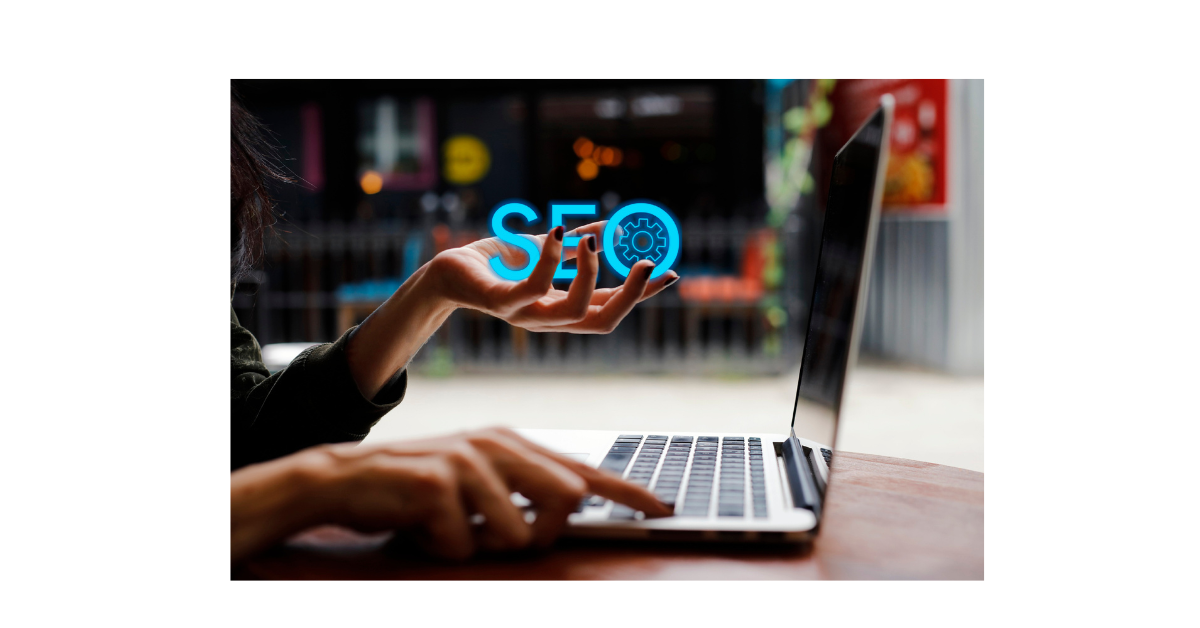 Mujer posicionándose con la palabra SEO