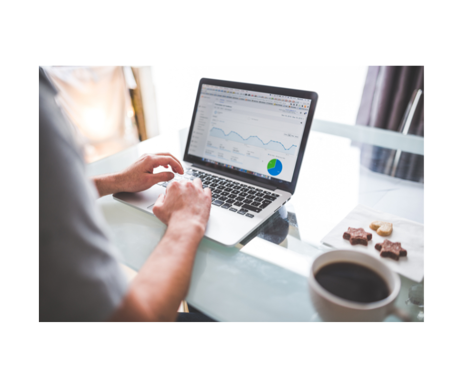 Una persona está observando unos datos de su negocio para que mejore.