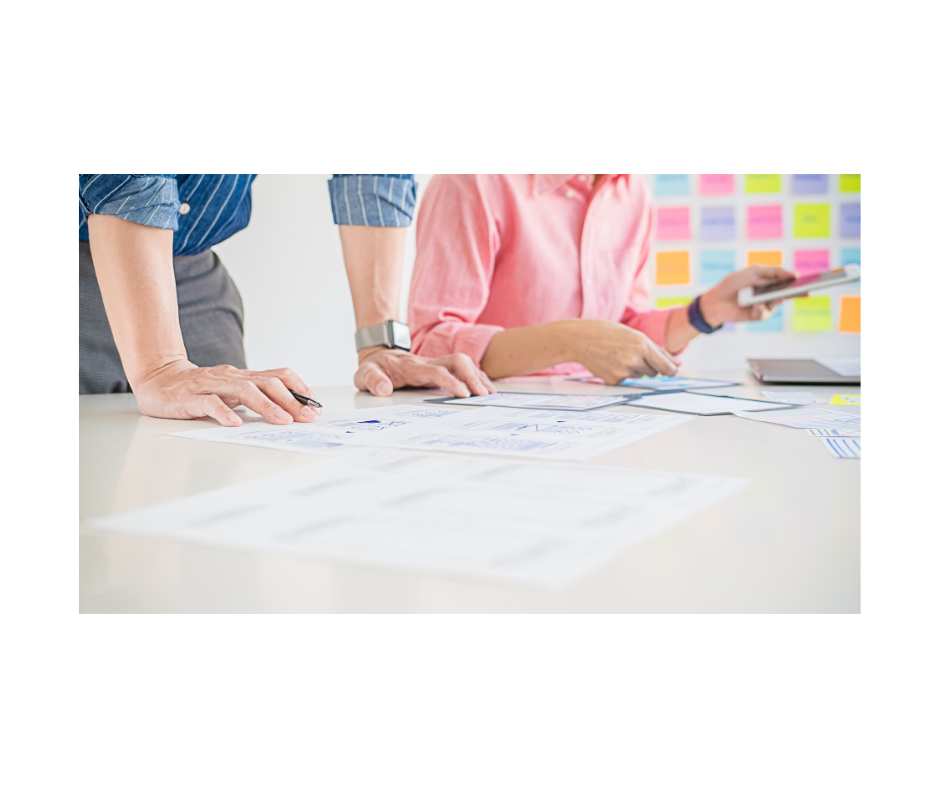 Dos personas están planeando un plan para el negocio.