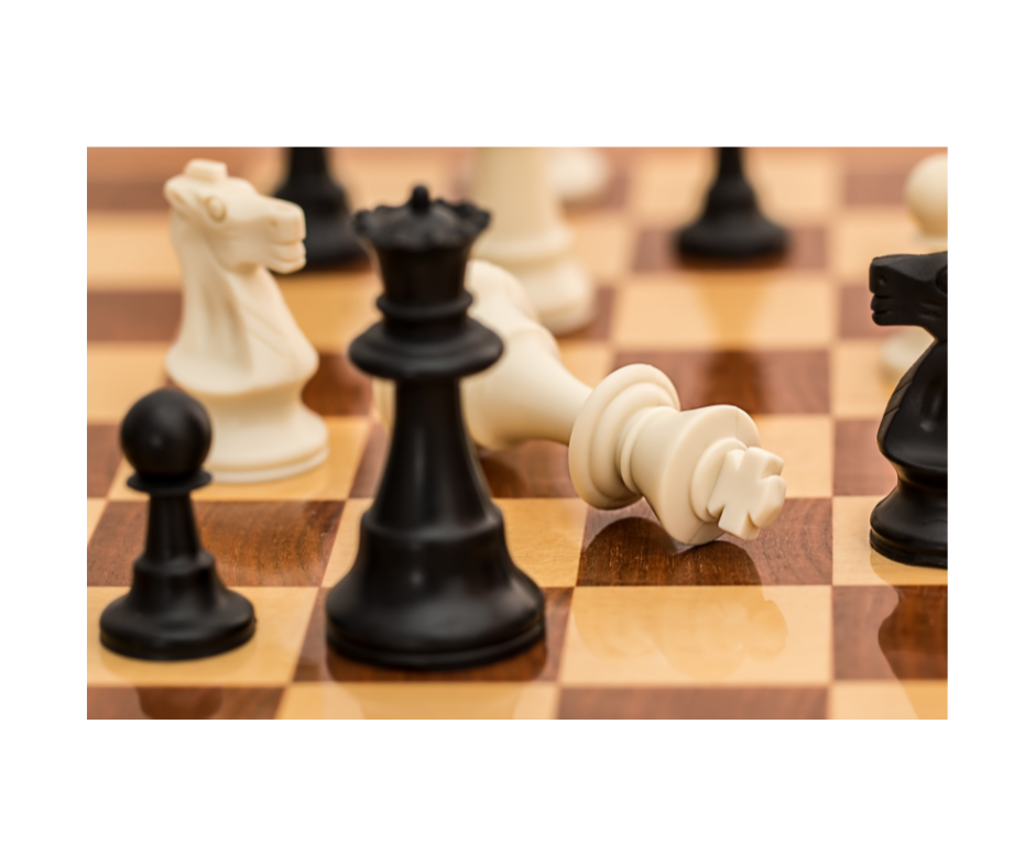 Piezas de ajedrez la cual una se posiciona mejor que la otra
