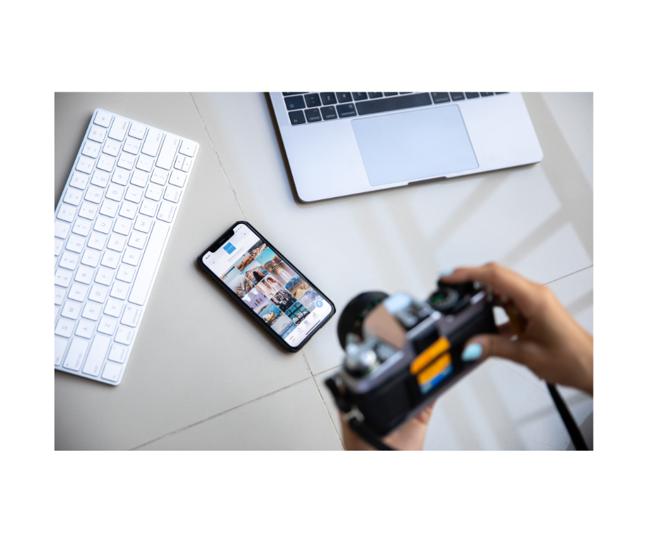 Persona haciéndole una foto a un móvil para hacer una campaña de marketing